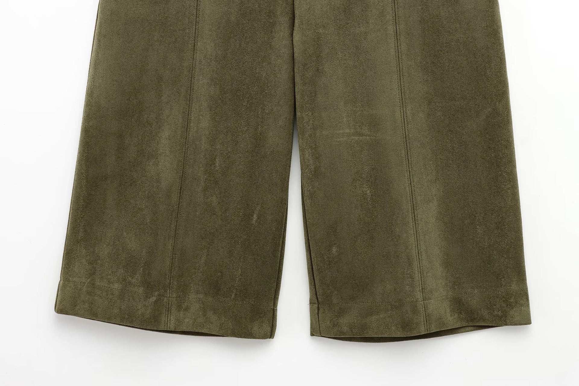 WHITE | Suede-style shorts