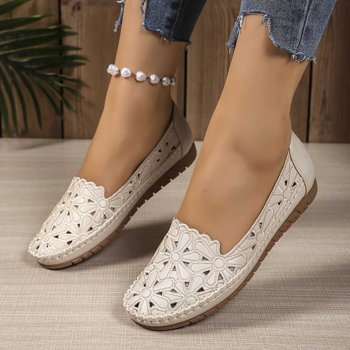 WHITE | Comfortable, fashionable orthopaedic shoes with cut-outs